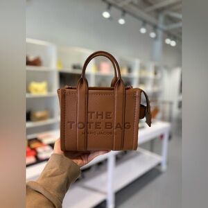 NWT Marc Jacobs THE LEATHER CROSSBODY TOTE BAG- Argan oil